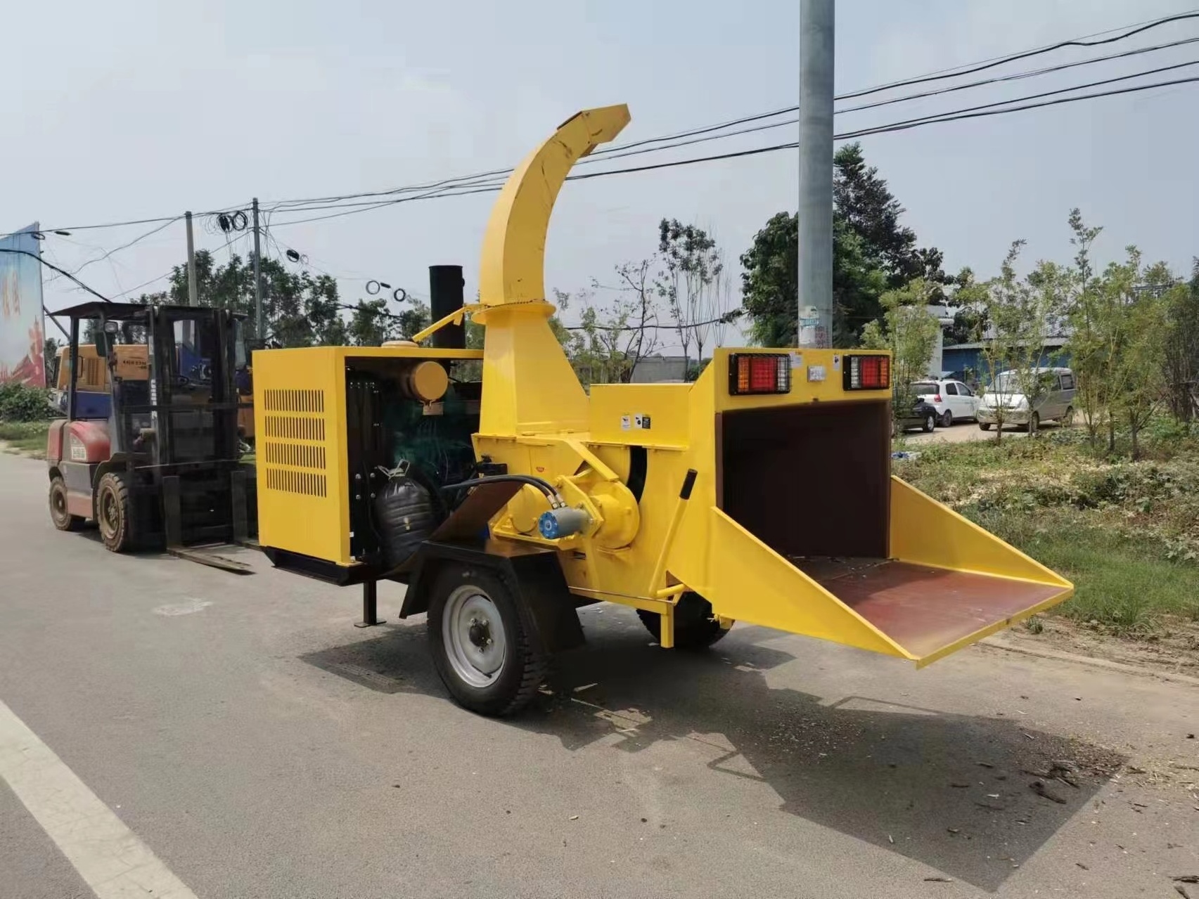 Forestry hydraulic self feeding 40Hp Diesel Wood Chipper tree branch leaf garden Organic Soil shredder mobile crusher machine