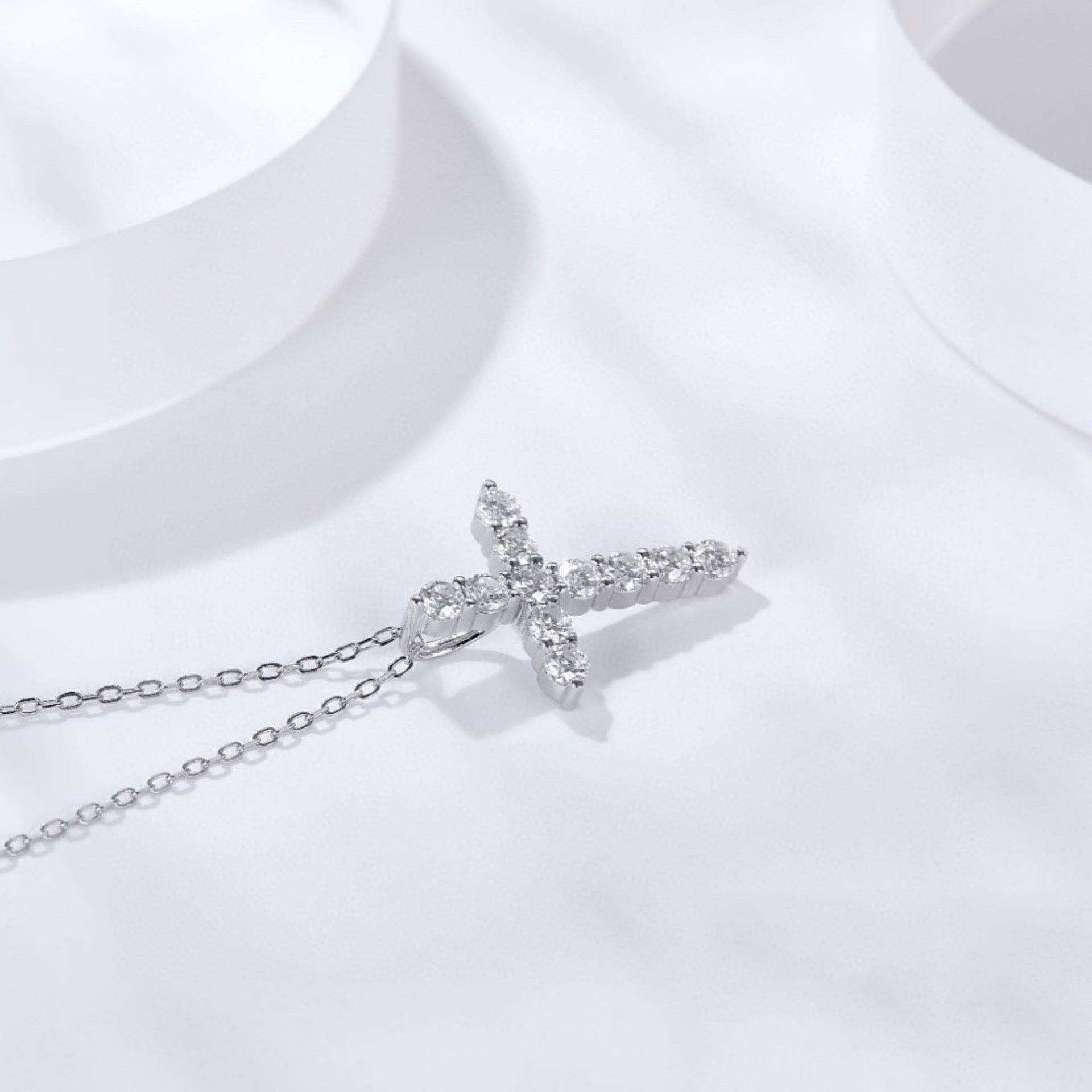 Simple Design Religious Jewelry 925 Sterling Silver Moissanite Cross Necklace Fashion Jewelry Necklaces