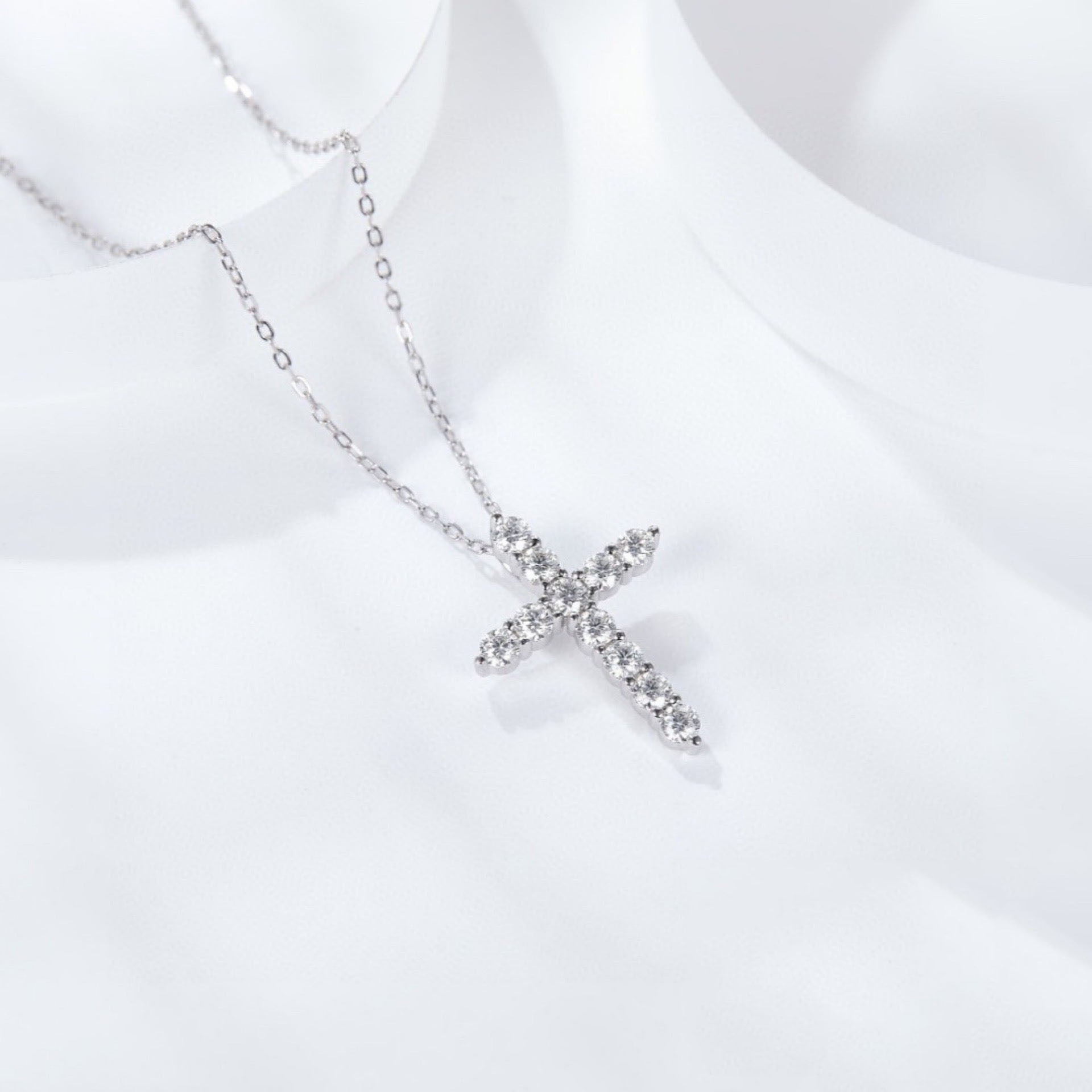 Simple Design Religious Jewelry 925 Sterling Silver Moissanite Cross Necklace Fashion Jewelry Necklaces