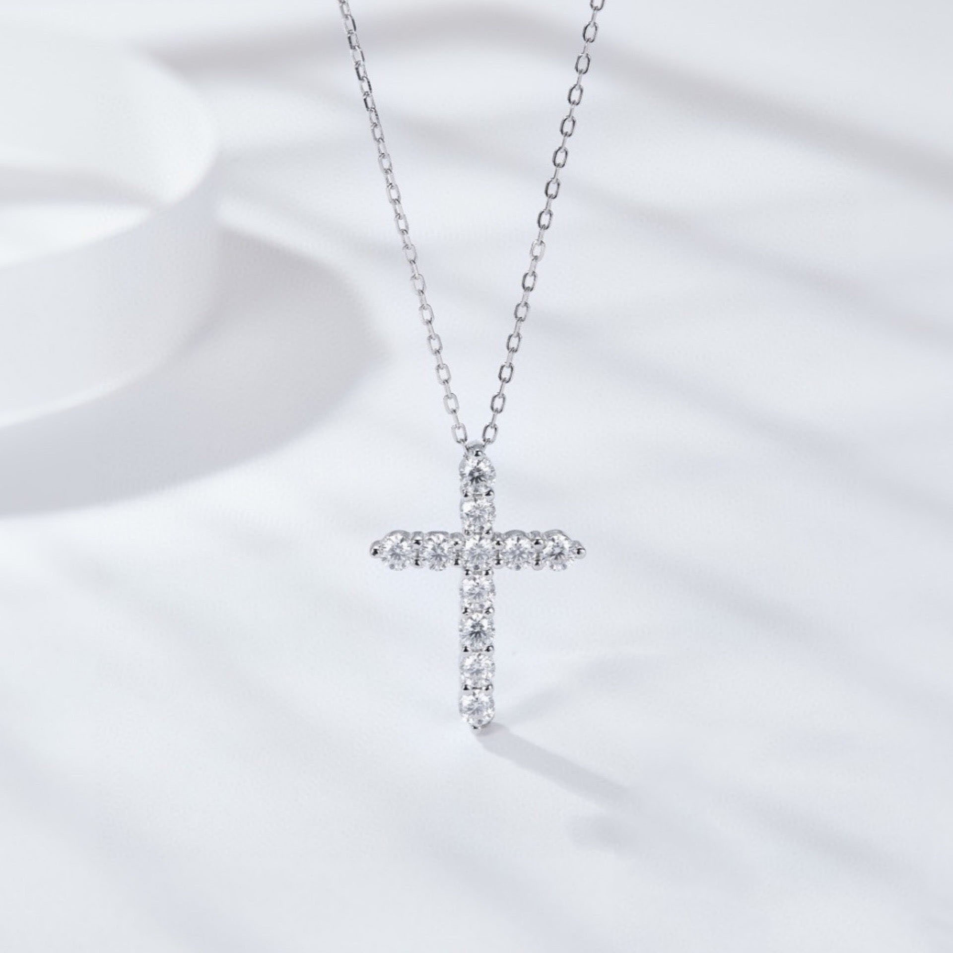 Simple Design Religious Jewelry 925 Sterling Silver Moissanite Cross Necklace Fashion Jewelry Necklaces