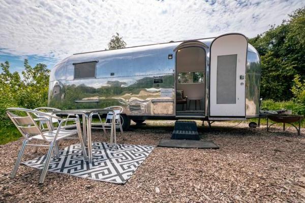 Mirror stainless steel classic popular airstream travel truck, retro-styled wedding RV trailer