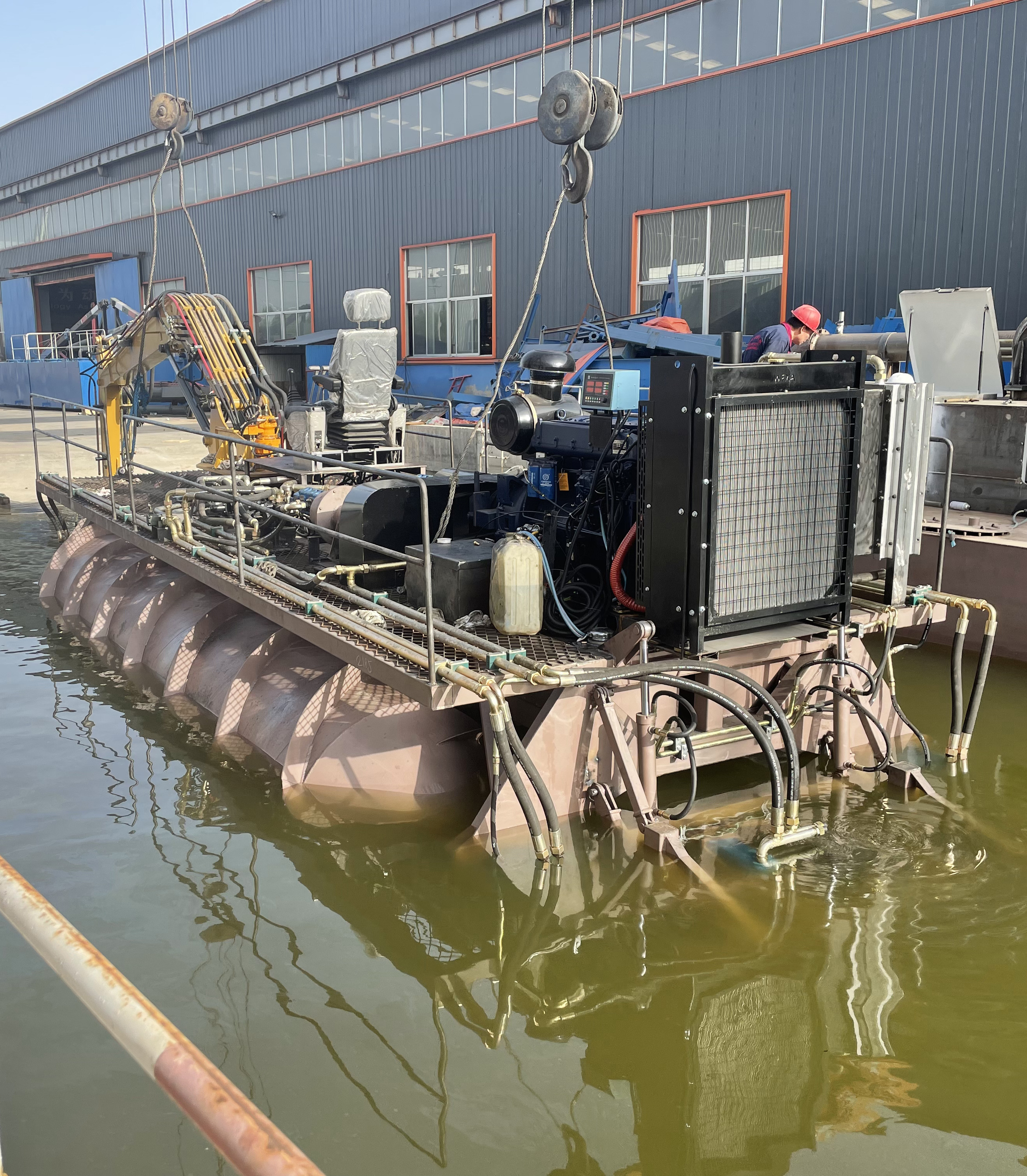 Amphibious excavator for swamp area construction