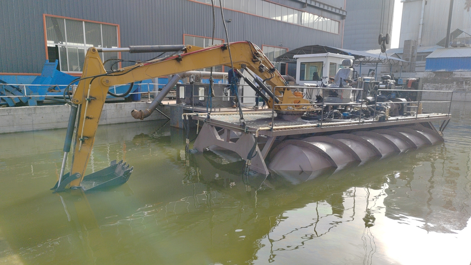 Amphibious excavator for swamp area construction