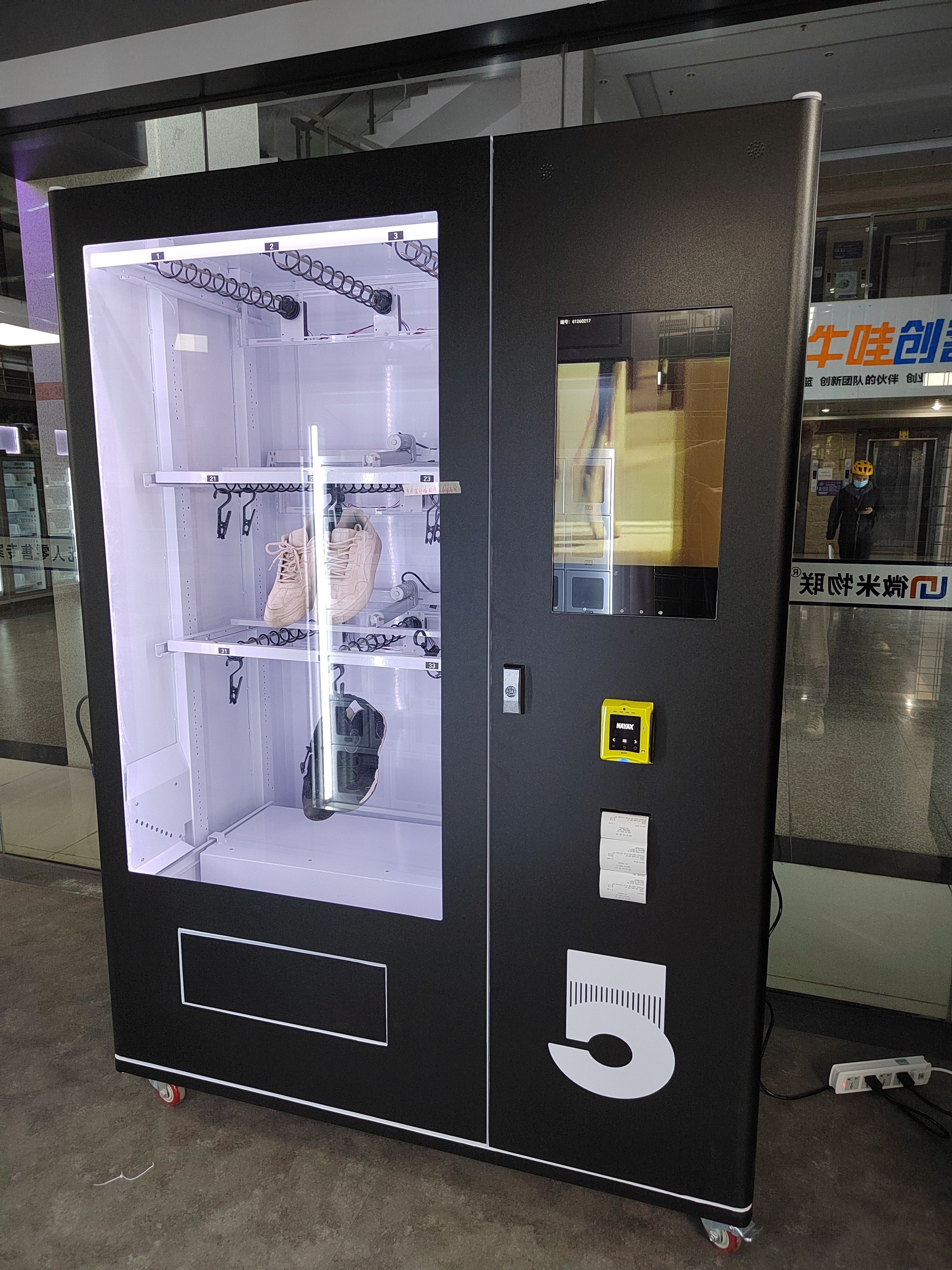 Custom touch screen vending machine smart shoes and clothing vending machines for retail items