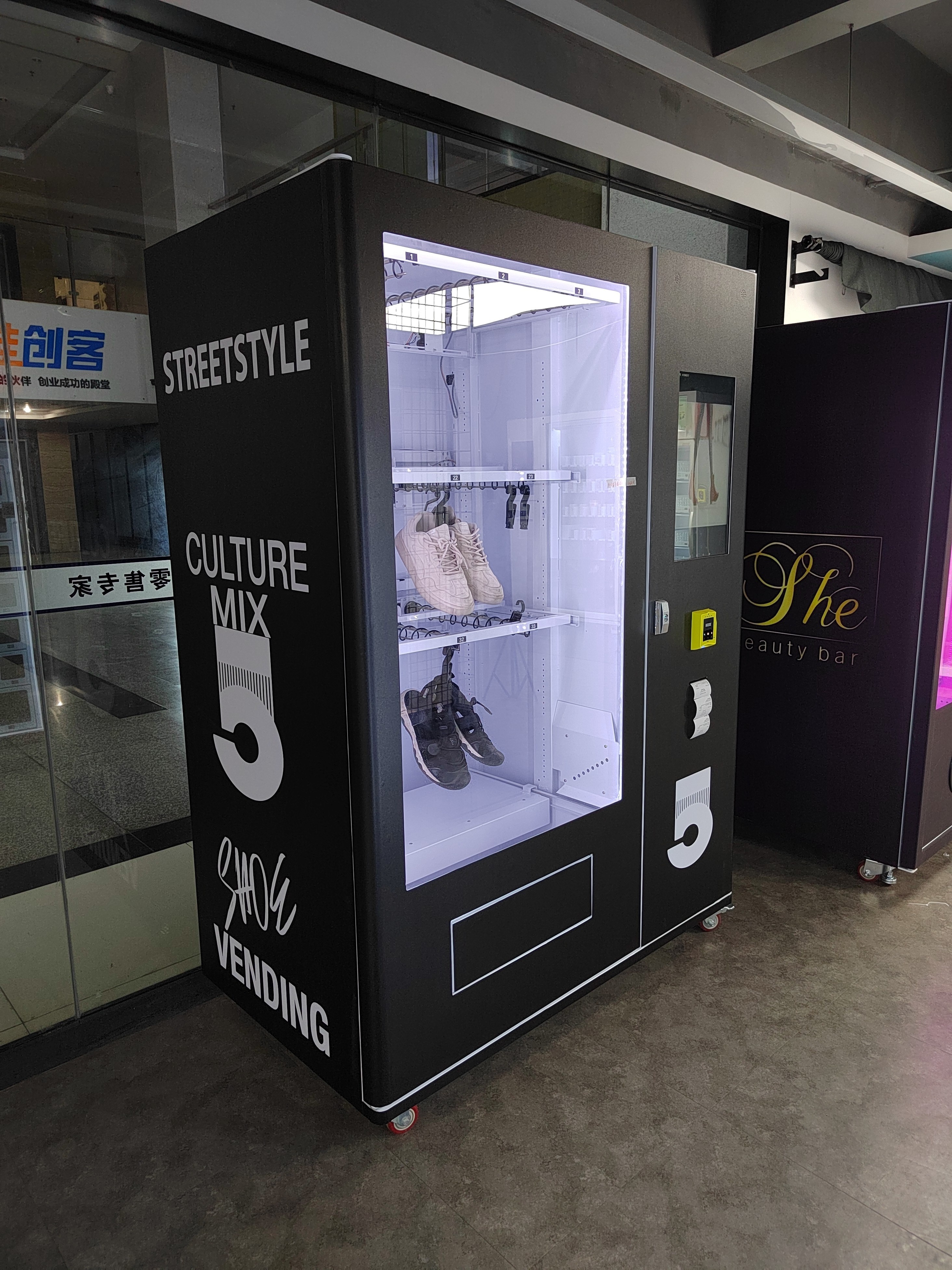 Custom touch screen vending machine smart shoes and clothing vending machines for retail items