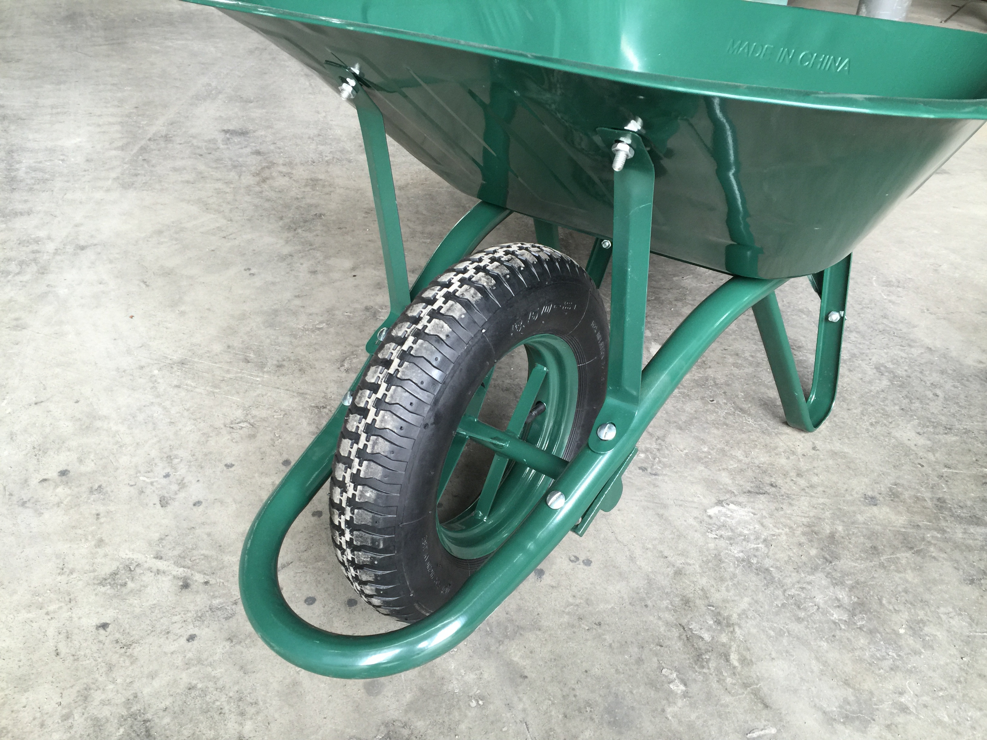 Cheap price wheelbarrow WB6400 Industrial building construction use single  wheel with 4.00-8 rubber pneumatic wheel