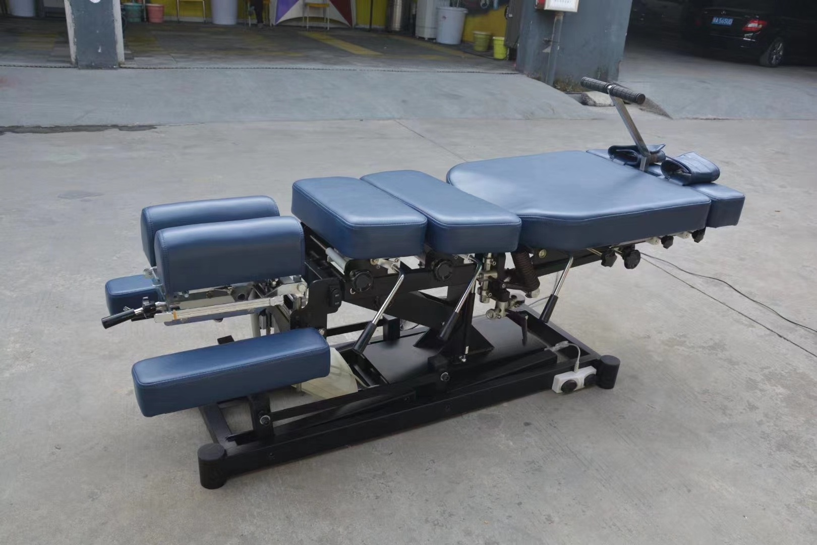 Electrical lumbar traction table 3D swing chiropractic bed