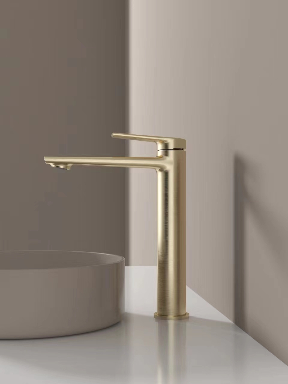 Luxury Single-Handle Brushed Gold Basin Faucet High Deck Mounted Water Faucet Waterfall Effect Deck Mounted Water Faucet Basin