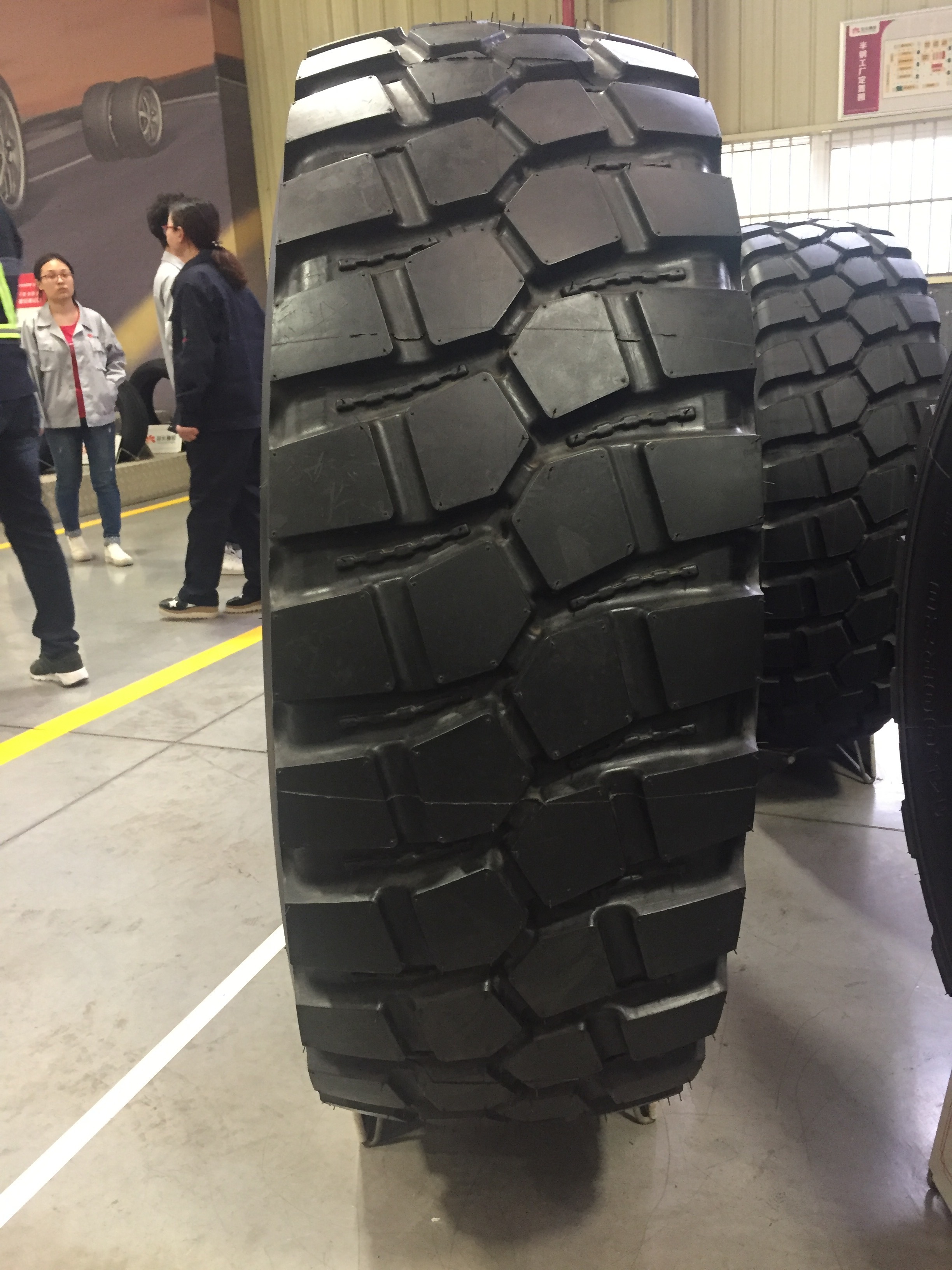 Tire 14.00R20 for Sale On/Off Road All Position 1400/20 Tyres for Oil Base DURATURN DYNACARGO brand Y811 Y816