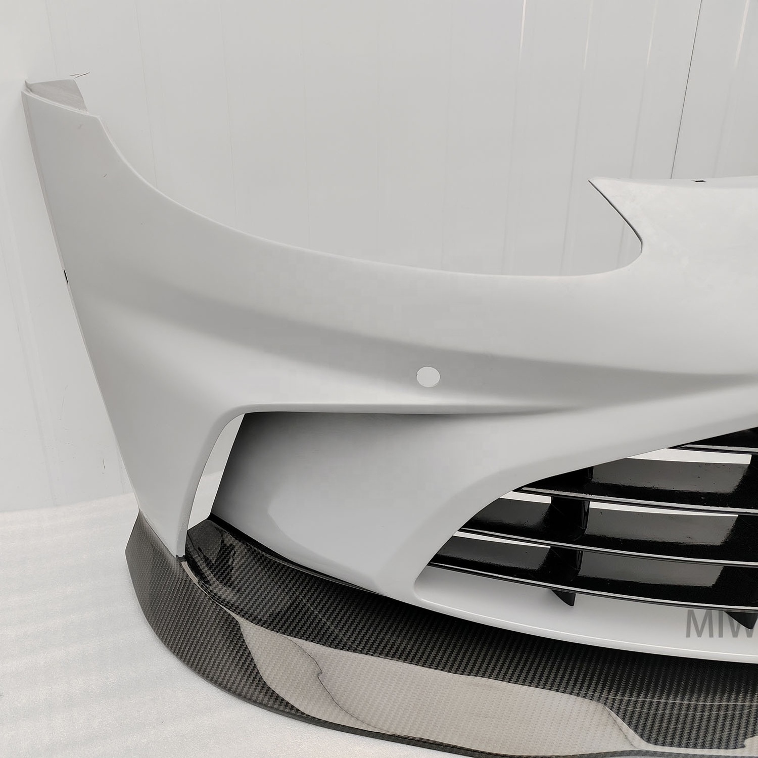 New Arrival Front Bumper with large Grille Upgrade body Kits for Aston Martin V12 Vantage