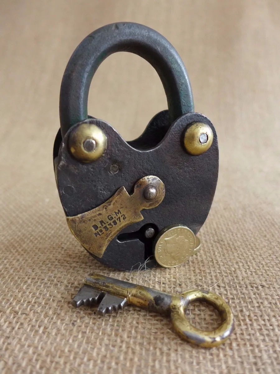 Creative Handmade Old Vintage Style Antique Small Customized Design and Shape Brass Security Lock with 2 Keys