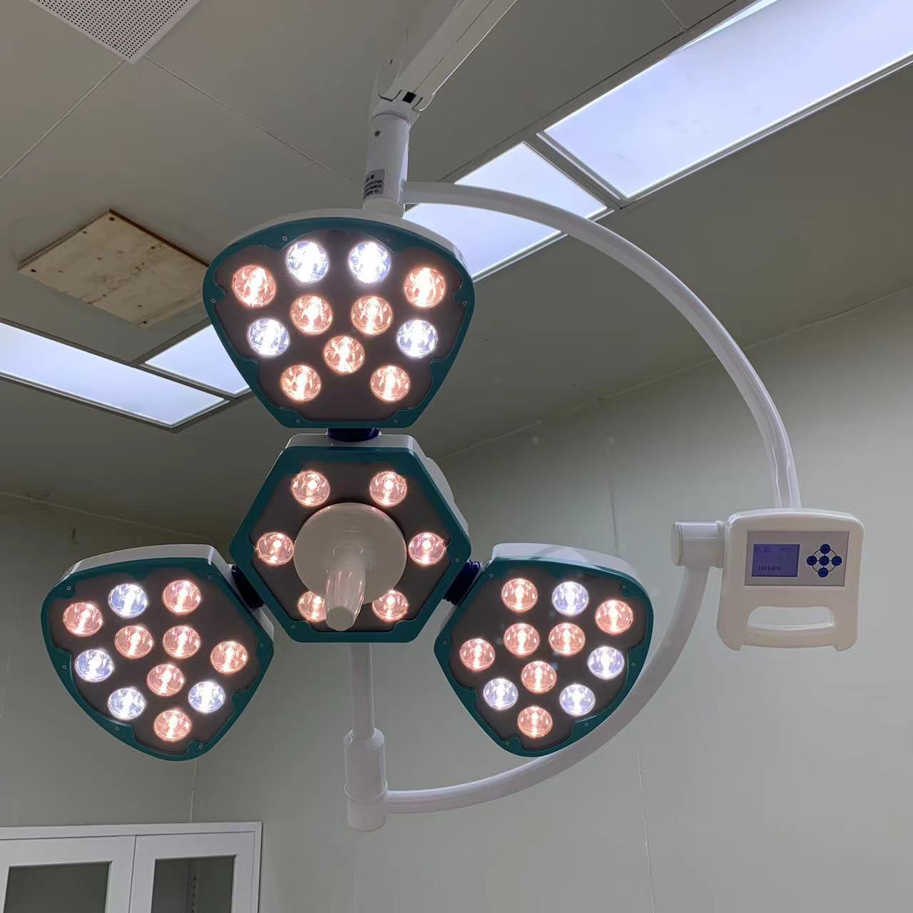 high quality hospital single head three petals 500 3 pearls surgical shadowless light LED ceiling operation lamp for operation