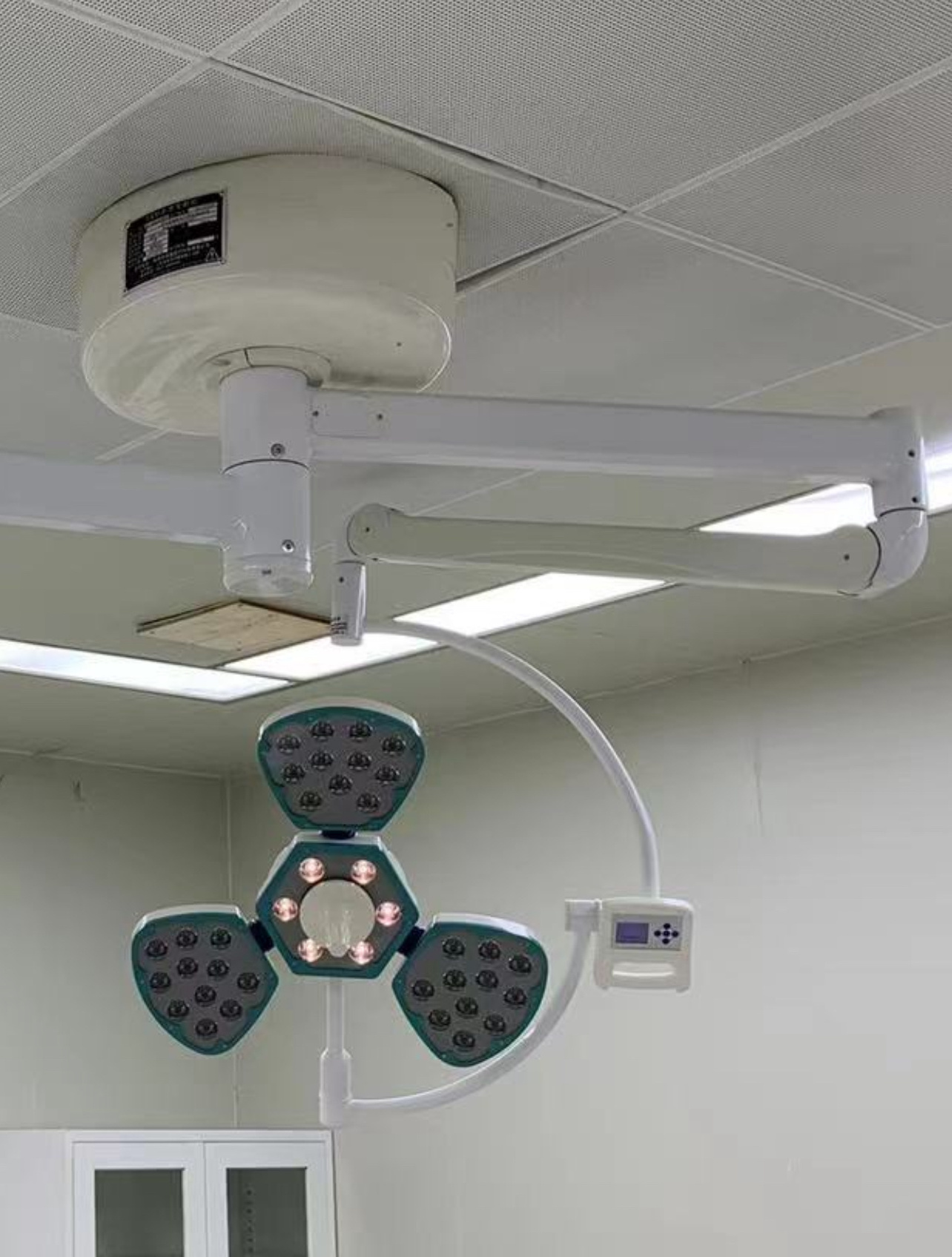 high quality hospital single head three petals 500 3 pearls surgical shadowless light LED ceiling operation lamp for operation