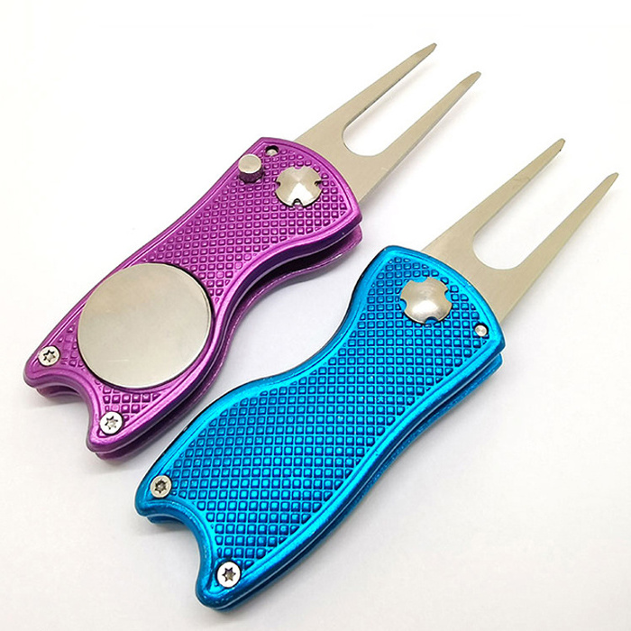 Wholesale Magnetic Clip Divot Tool And Ball Marker Golf Accessories Foldable Metal Pitchfork Golf Divot Repair Tool Custom