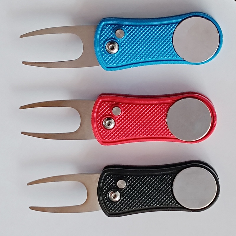 Wholesale Magnetic Clip Divot Tool And Ball Marker Golf Accessories Foldable Metal Pitchfork Golf Divot Repair Tool Custom