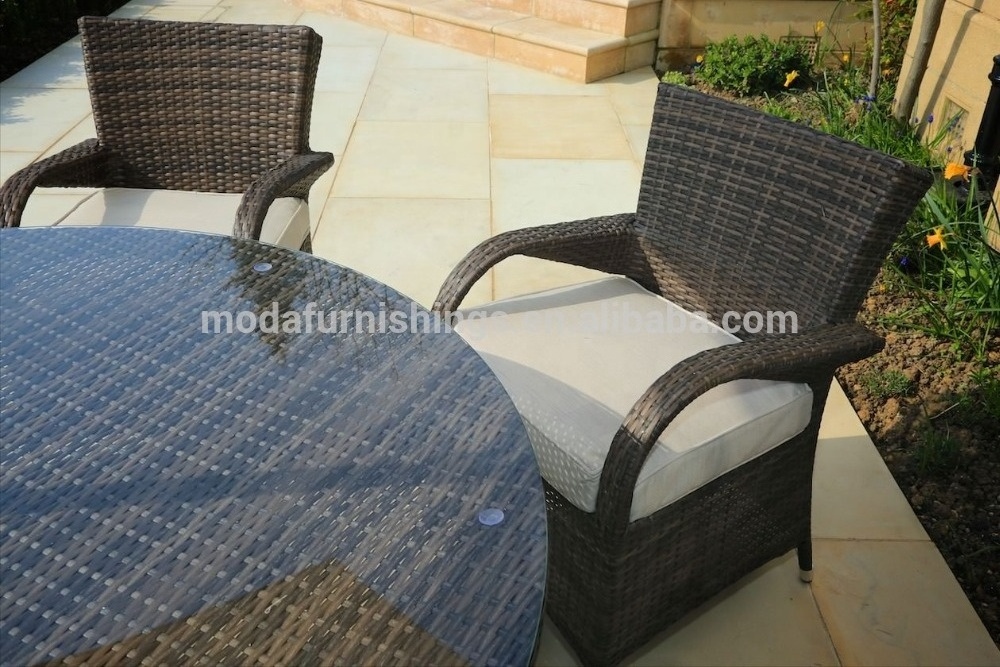 Modern Leisure All Weather Outdoor Dining Table Patio Wicker Furniture Garden Rattan Chair Set With Umbrella