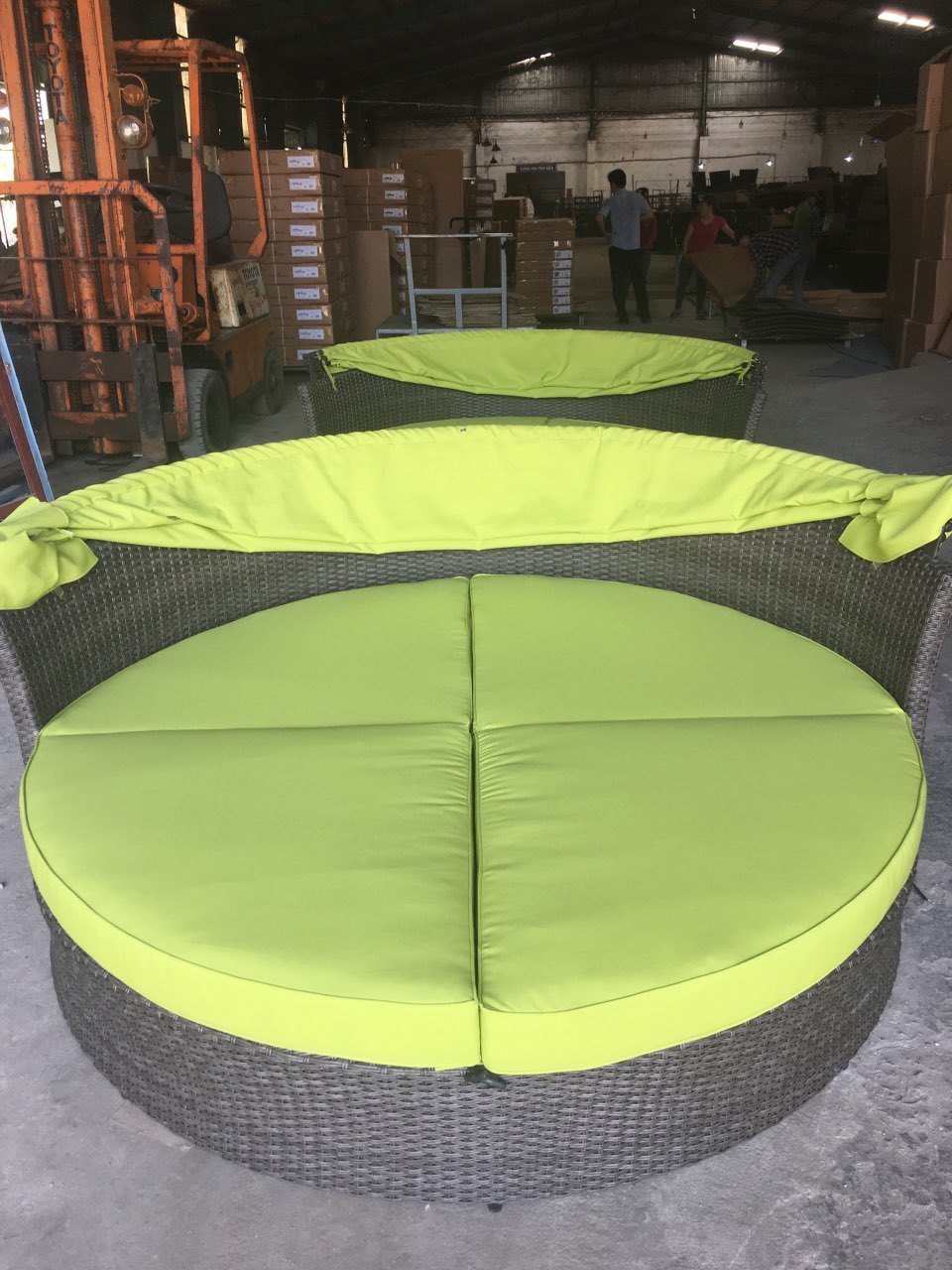 Outdoor Wicker Patio Daybed with Cushions Swimming Pool Furniture round shape Sun Loungers Chair Modern Made In Viet Nam