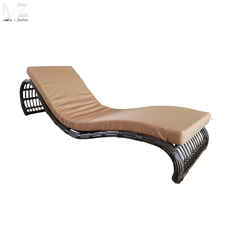 Luxury Elegant Outdoor Furniture Patio Aluminum Frame Woven Rattan Furniture Sun Bed Chaise Lounge Chair For Swimming Pool