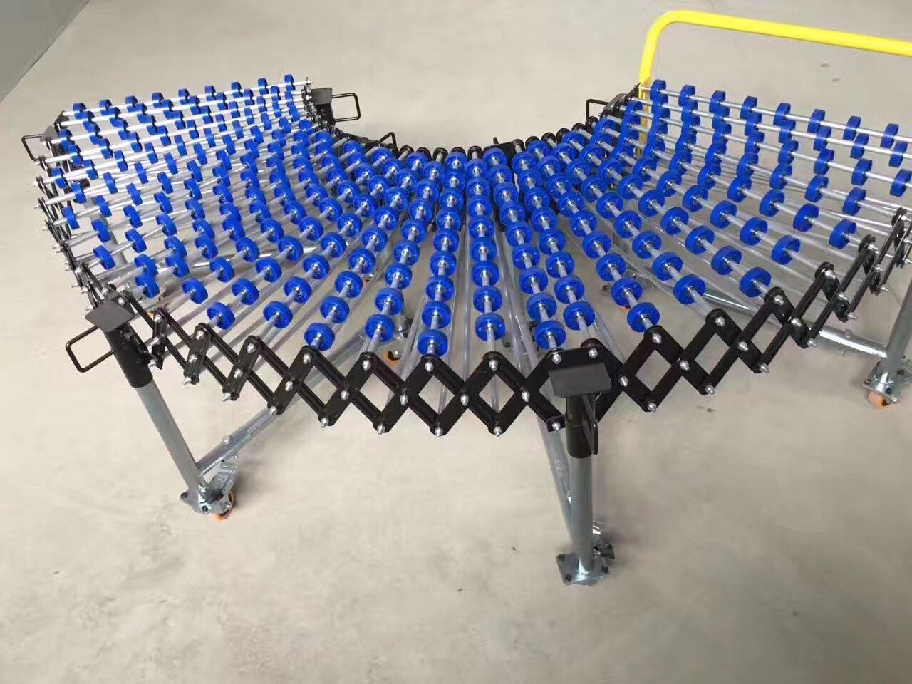 Flexible Roller Conveyor Extension Gravity Roller Conveyor in Warehouse Box Conveying