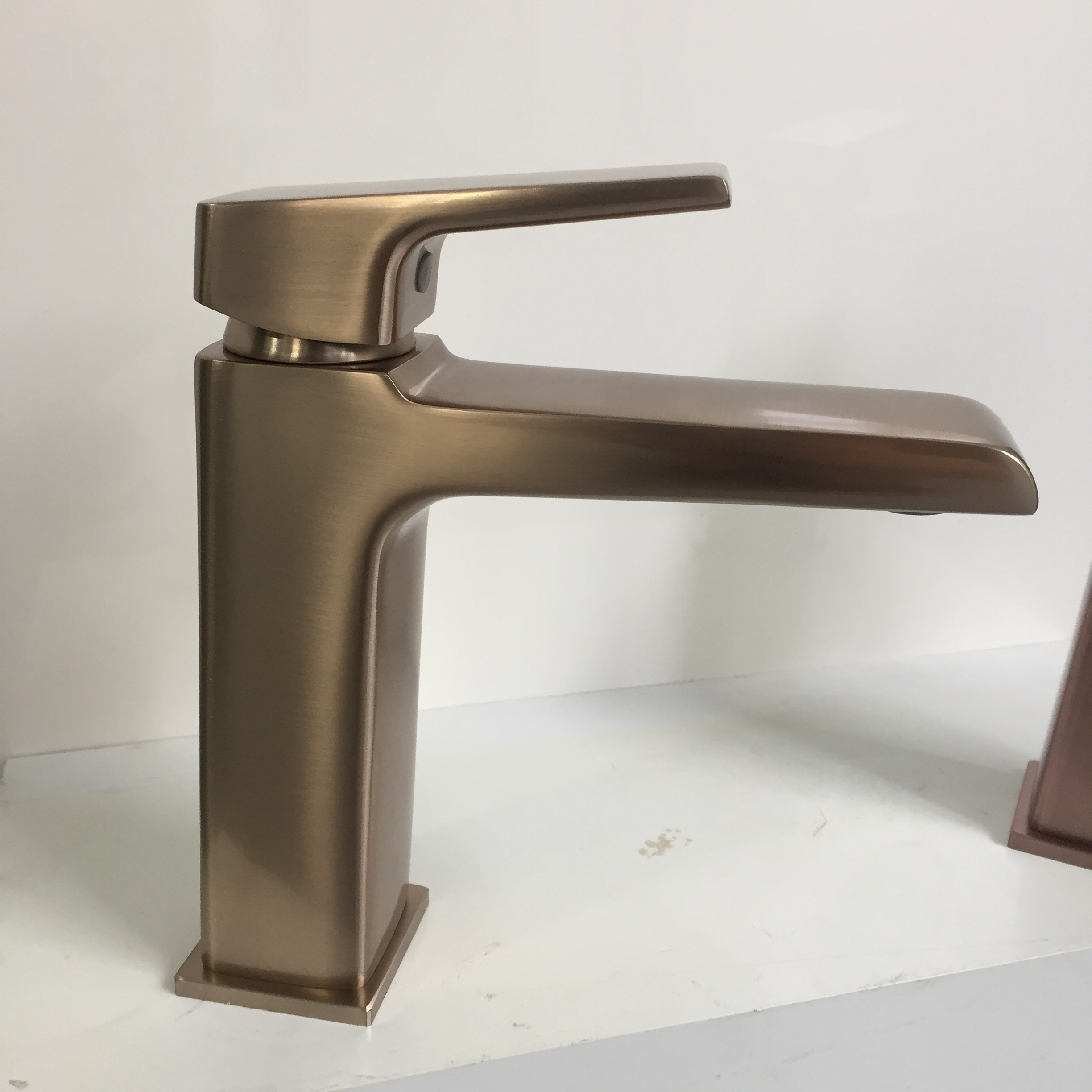 Momali Contemporary China Single lever Hole Bronze brushed champagne gold Brass wash basin faucet mixer