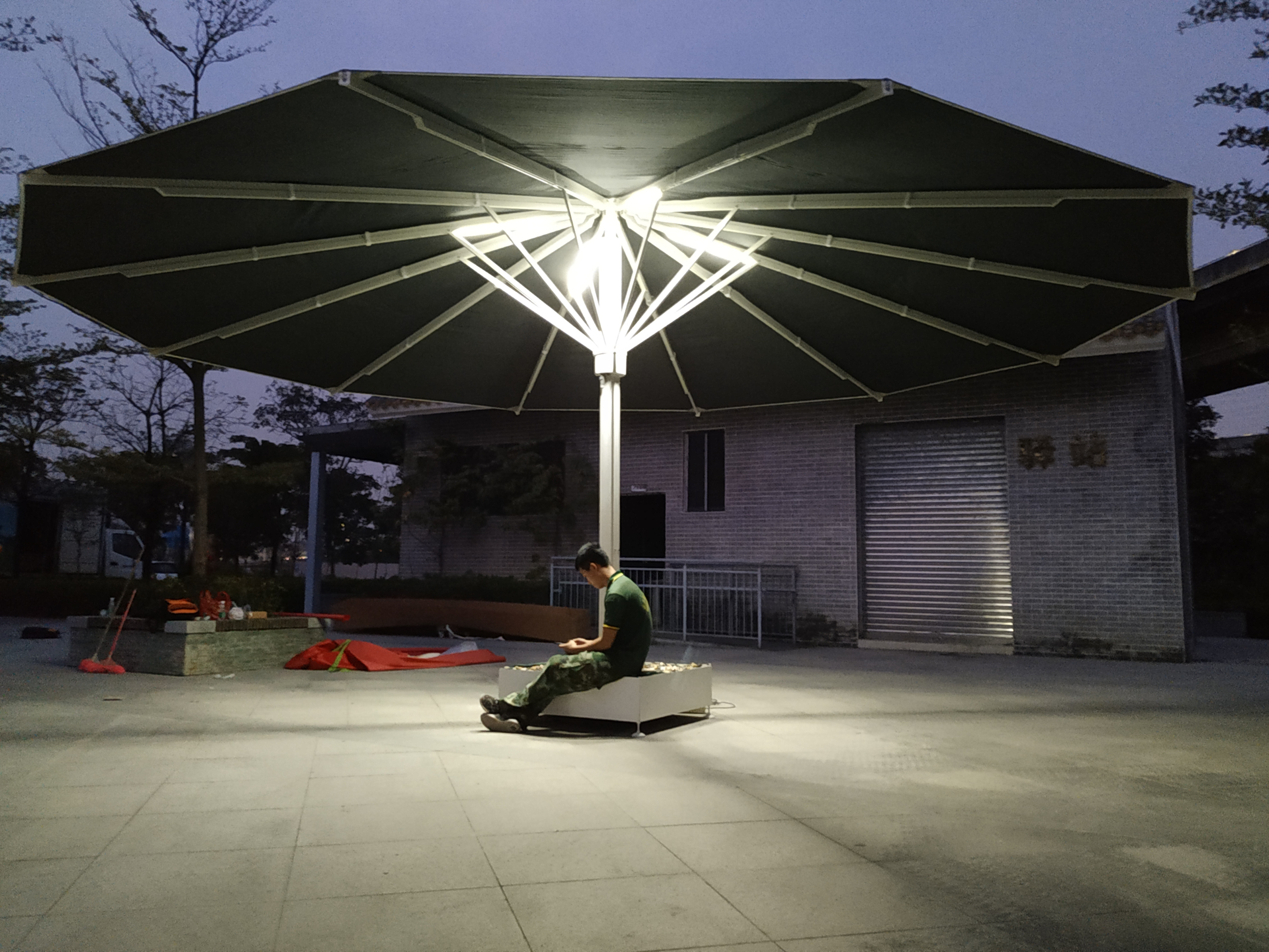 Outdoor Furniture Garden Cantilever super 7m Large Patio beach swimming pool Parasol  Umbrella with LED lights