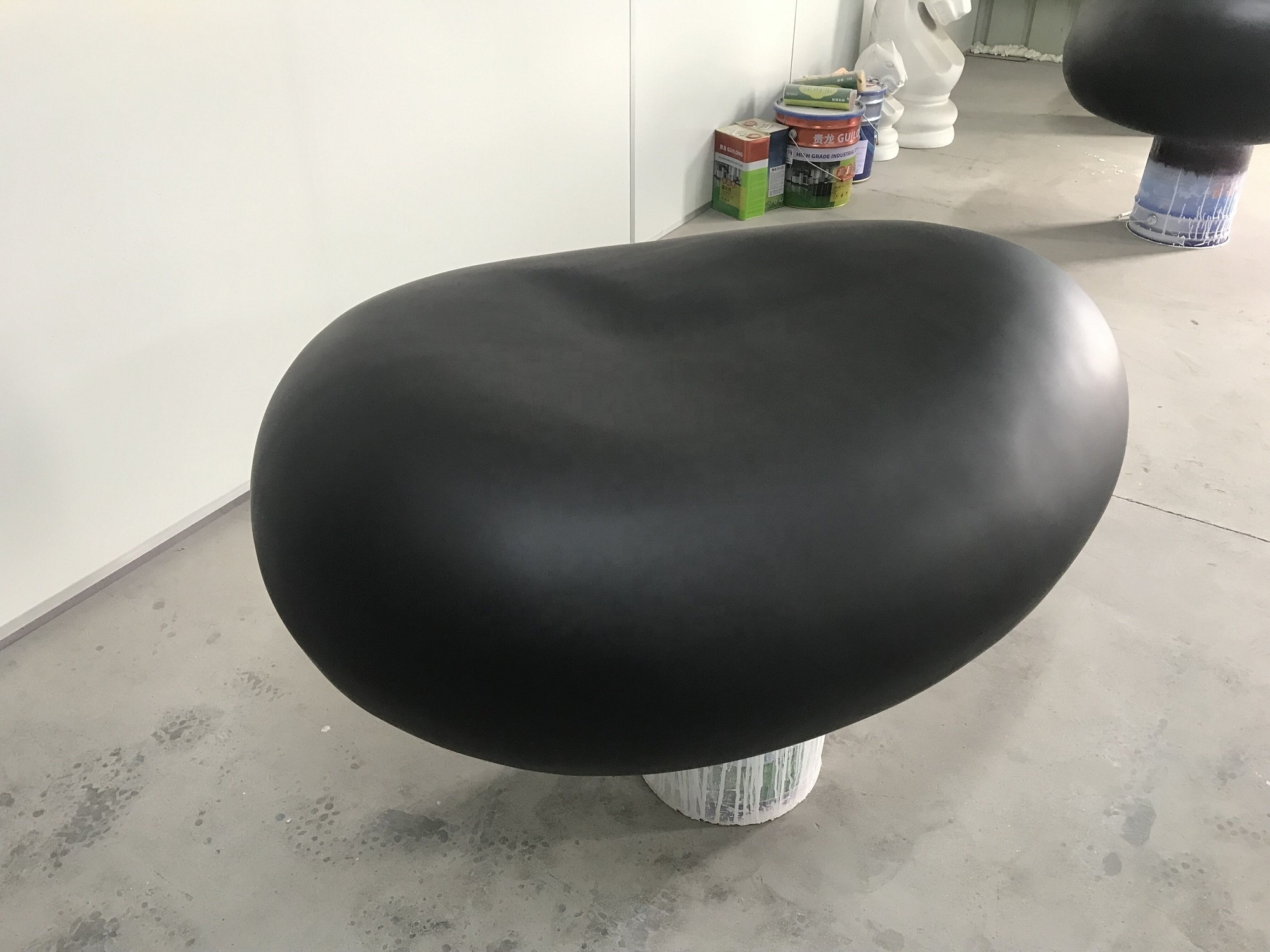 Garden furniture modern park seating for sale shopping mall pebble stone shaped bench seat outdoor black fiberglass stool