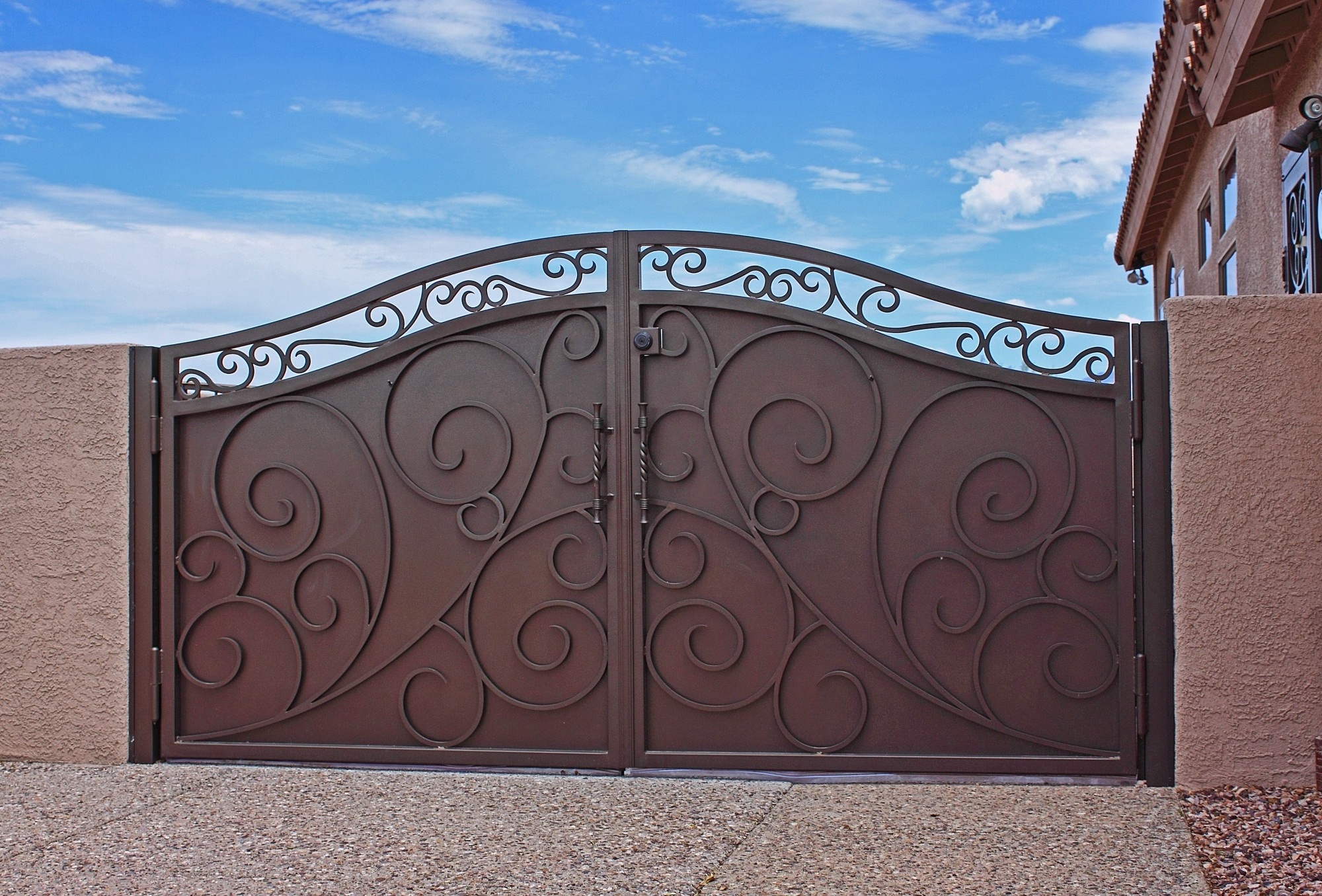 Hot selling cheap custom main gate for villas iron pipe gate design