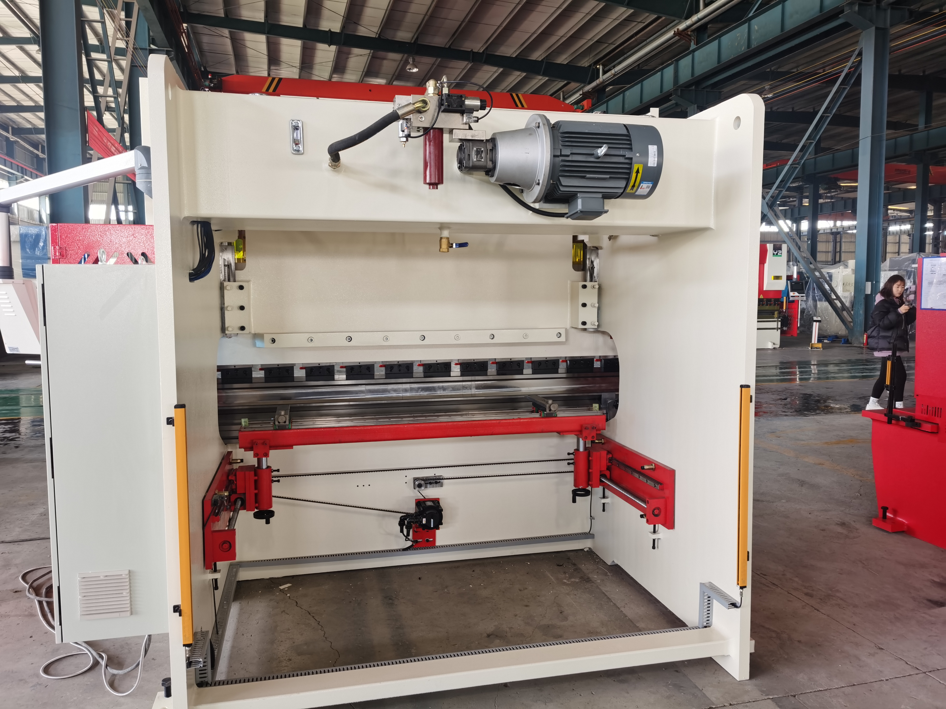 WC67K-100T2500 hydraulic cnc press brake for metal sheet bending and folding machine