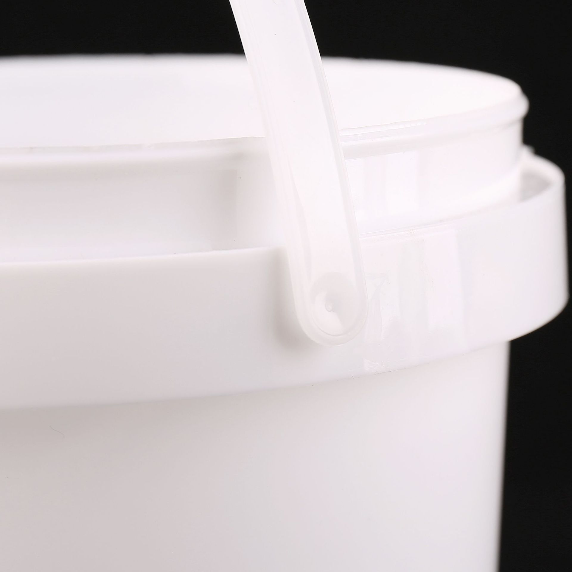 MU Custom White Clear Plastic Round Buckets With Lids And Handle Food Grade Packing Bucket