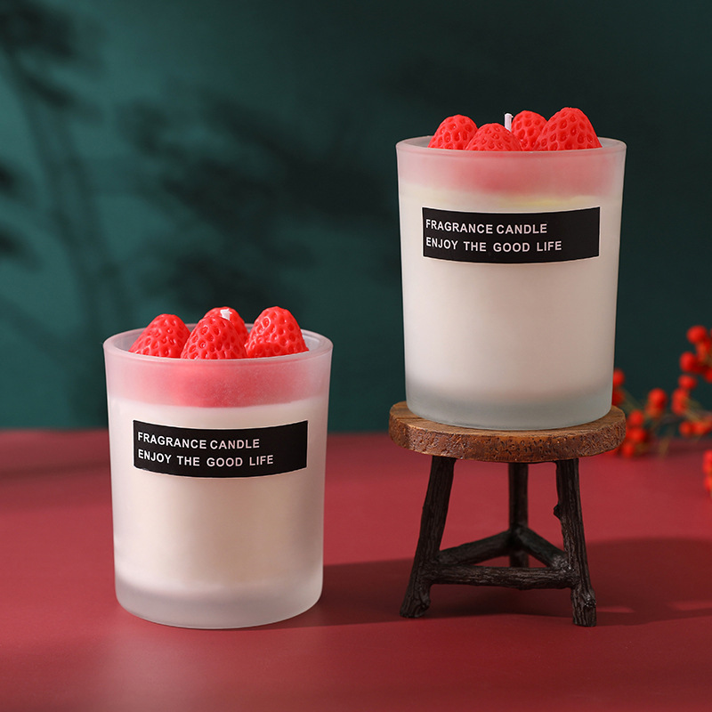 Simple small fresh lovely big strawberry soybean smokeless scented candle accompanied by hand gift