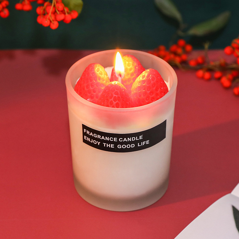 Simple small fresh lovely big strawberry soybean smokeless scented candle accompanied by hand gift