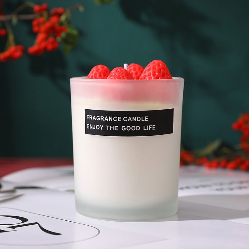 Simple small fresh lovely big strawberry soybean smokeless scented candle accompanied by hand gift