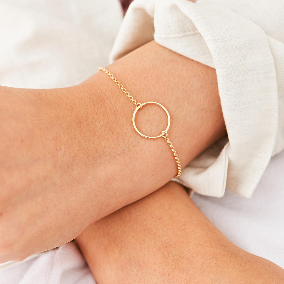 18K Gold Bracelet Simple and Stylish Gold Circle Charm Bracelet for Young Girls