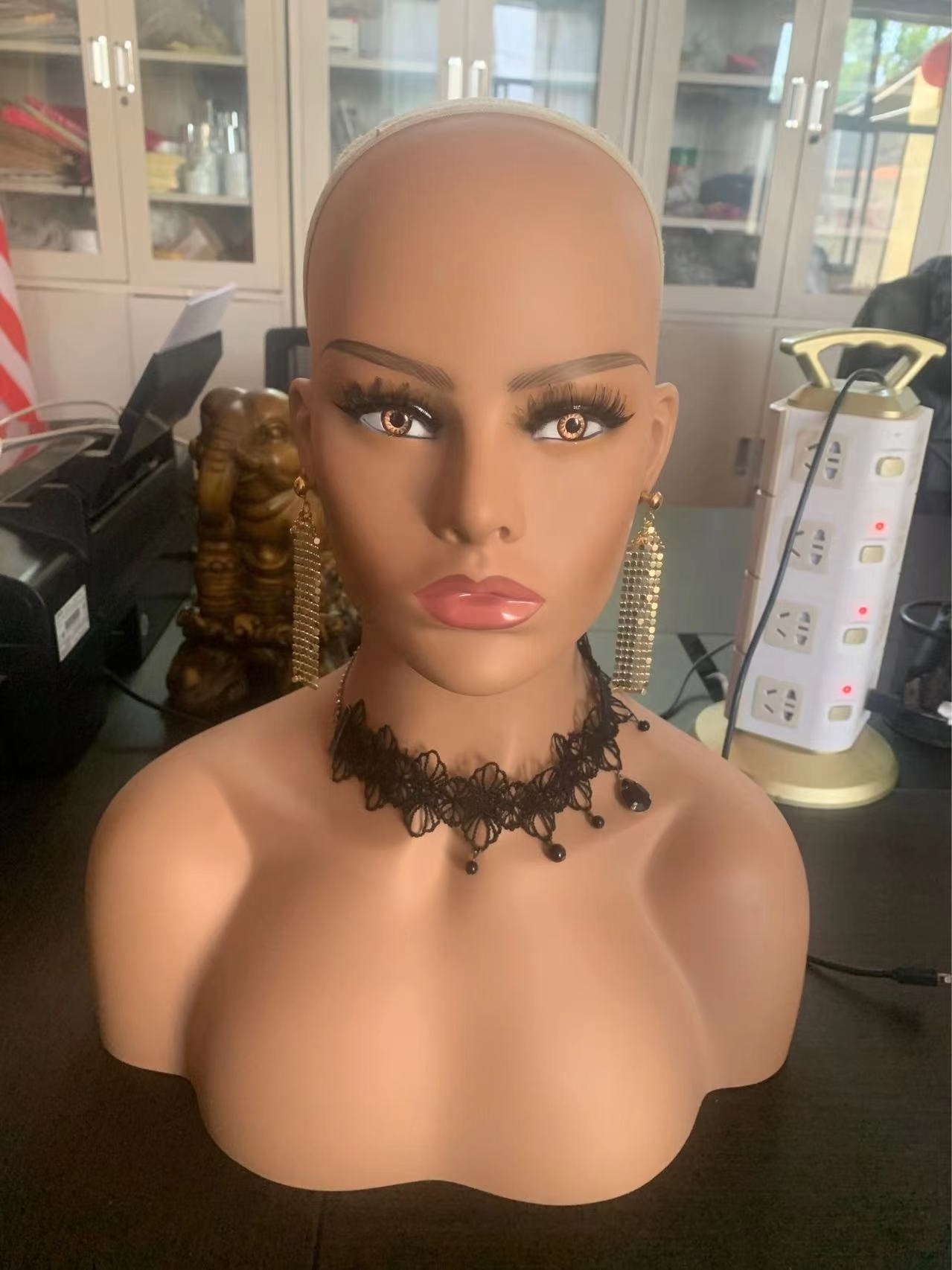 Hot Sale pvc mannequin for jewelry wig display Makeup Face Realistic Female mannequin head with shoulders mannequin head