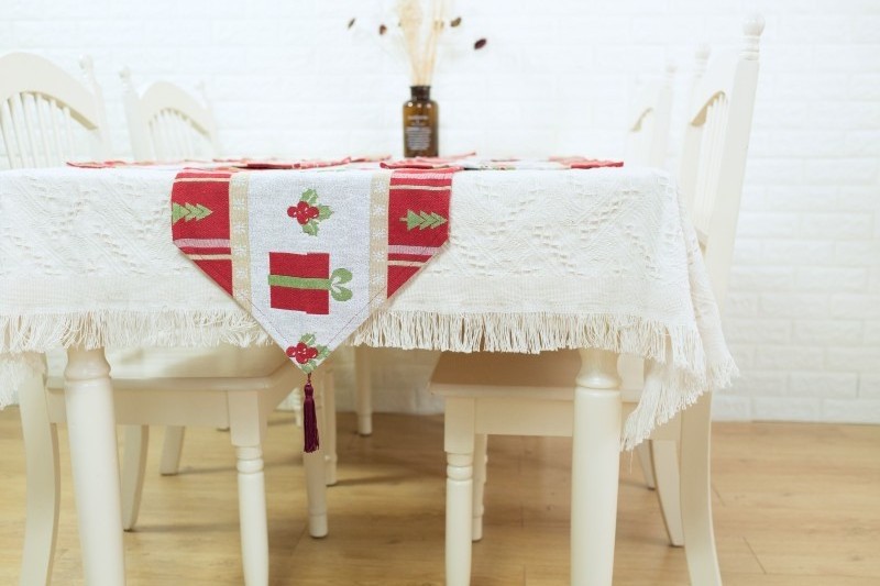 Christmas Xmas home restaurant decor red and green with tassels macrame triangle end tapestry table runner