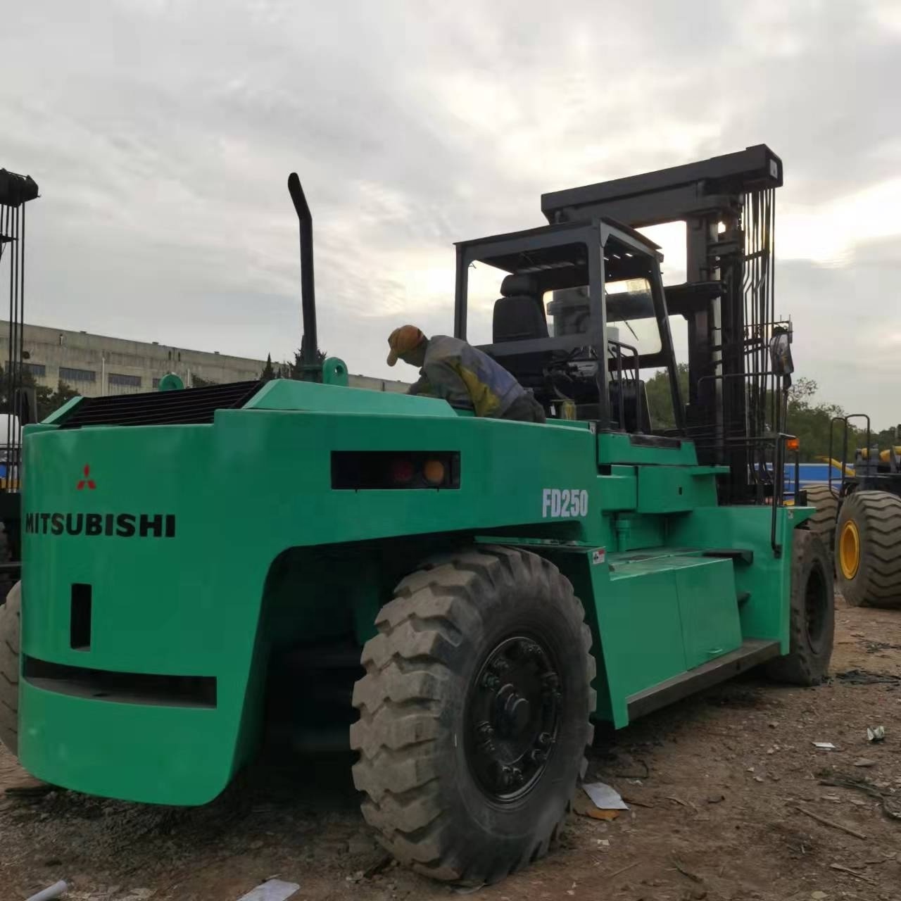 Heavy 25t Mitsubishi FD250 25 ton used diesel forklift for cheap Sale