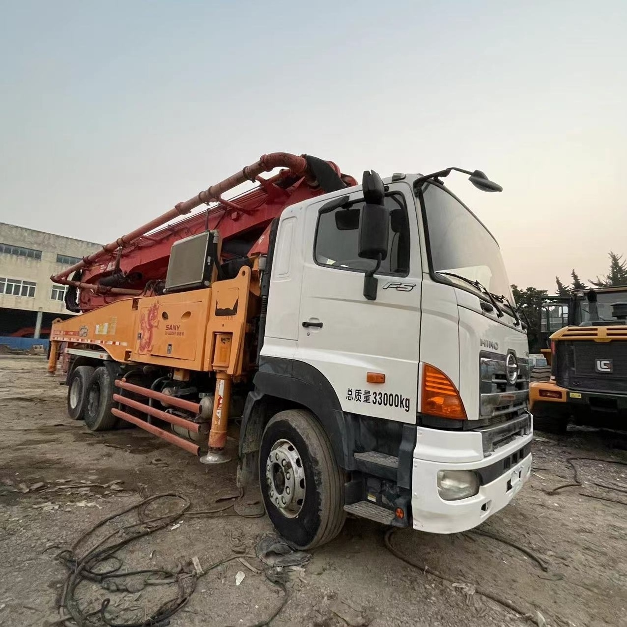 Used second hand sany 47m truck mounted concrete pumps good condition sany pump truck low hours