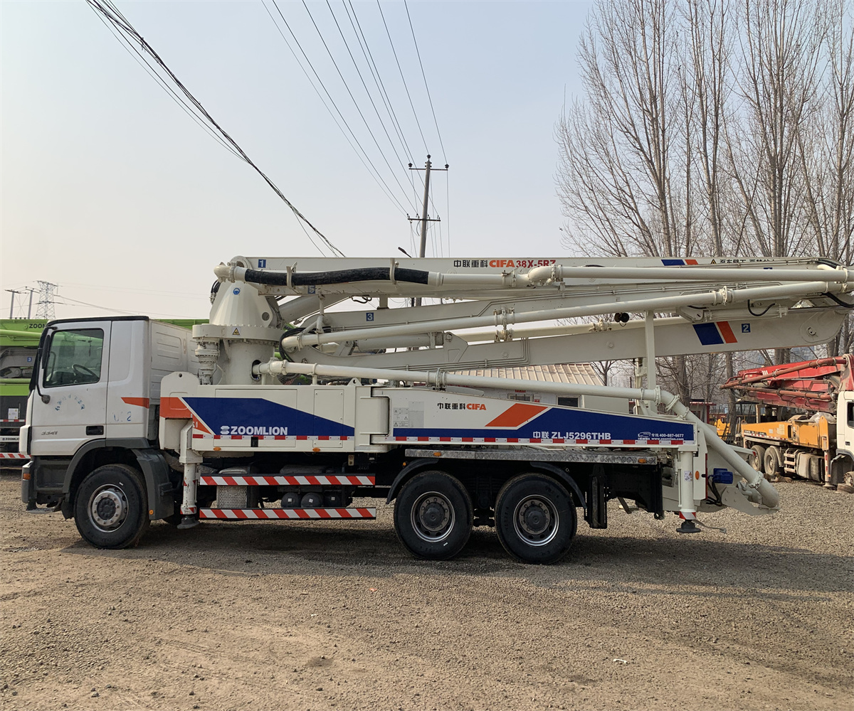 Second hand Zoomlion 52m concrete pumps truck used condition cement pump truck year 2018