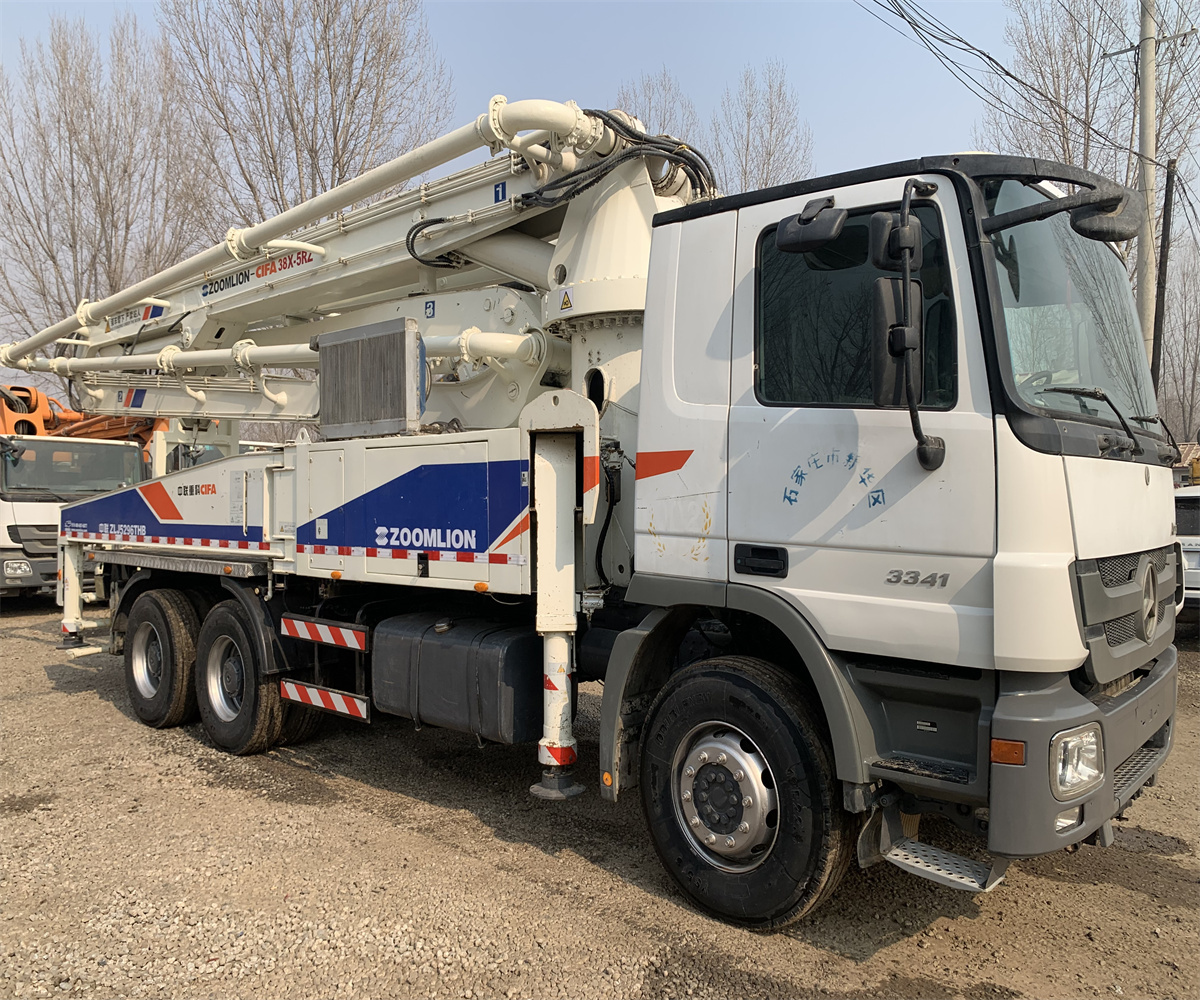 Second hand Zoomlion 52m concrete pumps truck used condition cement pump truck year 2018