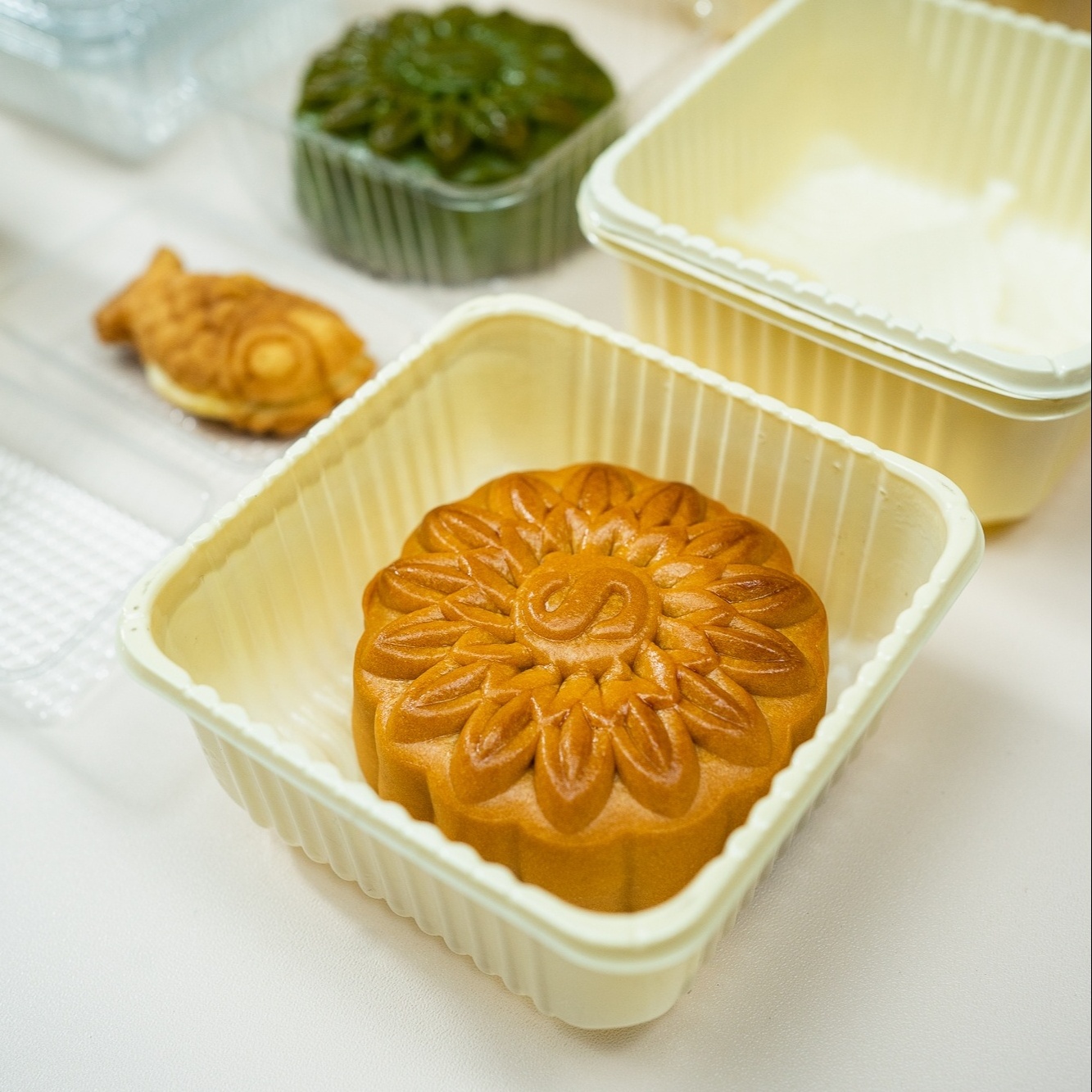 50g 100g Plastic box Mooncake low MOQ Cake Box manufactured in Vietnam food packaging company Acceptable Customer's Logo