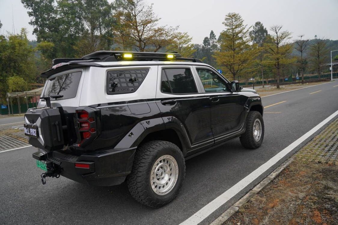 Overland truck exterior camp light installed on roof rack ,A-pillar, bumper applicable auxiliary lighting for outdoor camper.