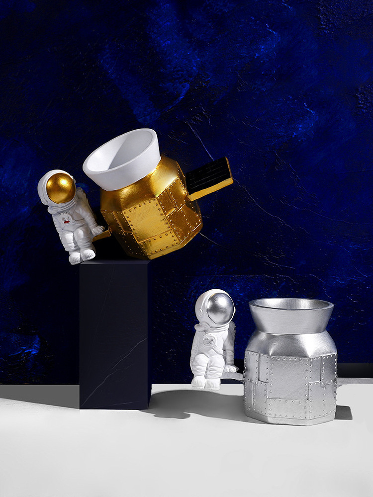 Astronaut Pen Pencil Holder for Desk Kids Pencil Cup Resin Pen Brush Holder Statues Sculpture