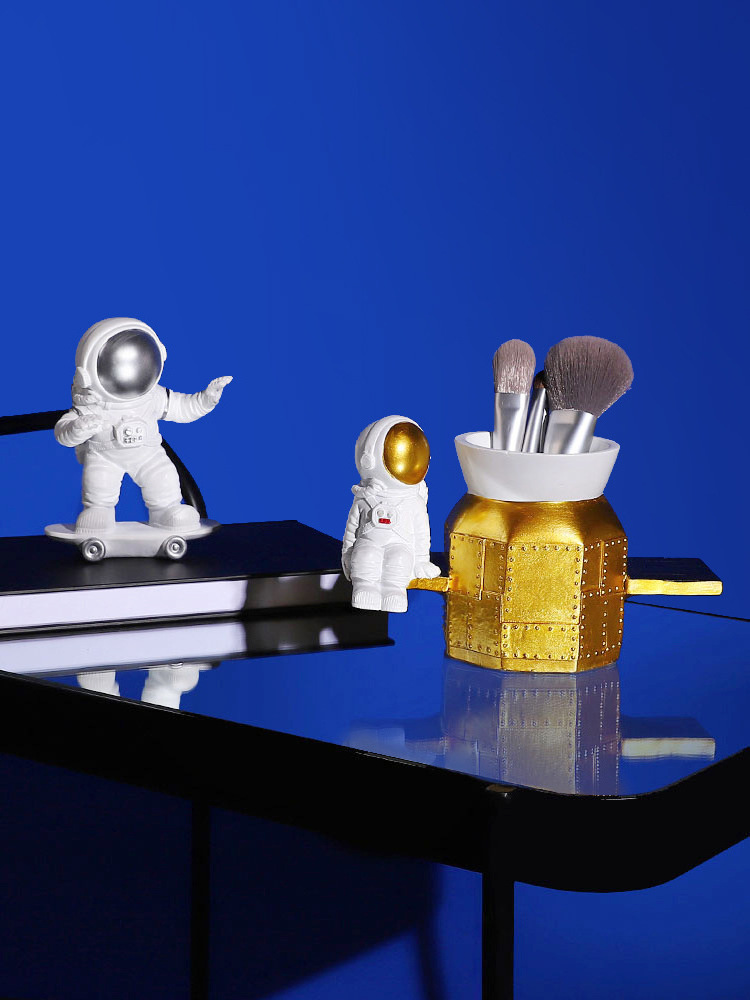 Astronaut Pen Pencil Holder for Desk Kids Pencil Cup Resin Pen Brush Holder Statues Sculpture