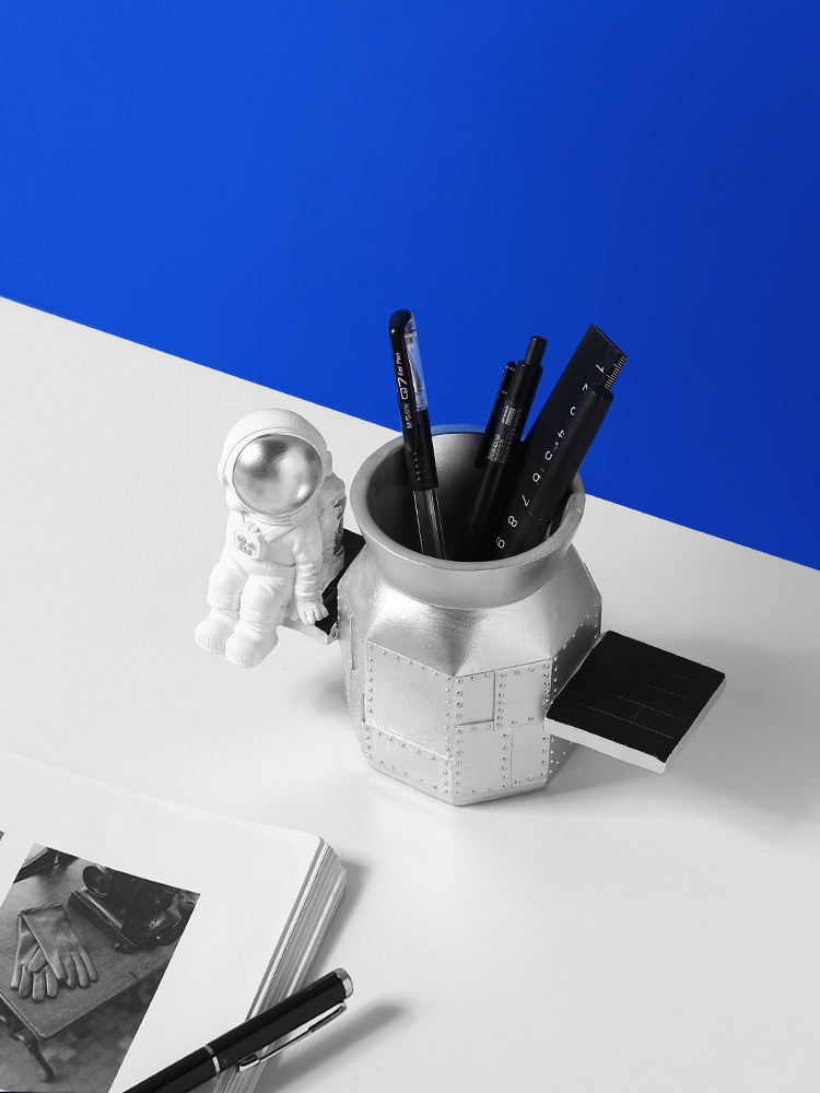 Astronaut Pen Pencil Holder for Desk Kids Pencil Cup Resin Pen Brush Holder Statues Sculpture