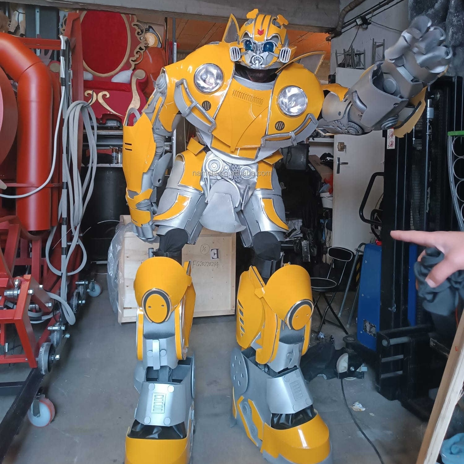 Guangzhou Namchi Amazing High Quality Realistic Human Inside Stilt Legs Robot Cosplay Led Costumes Yellow Robot Suit