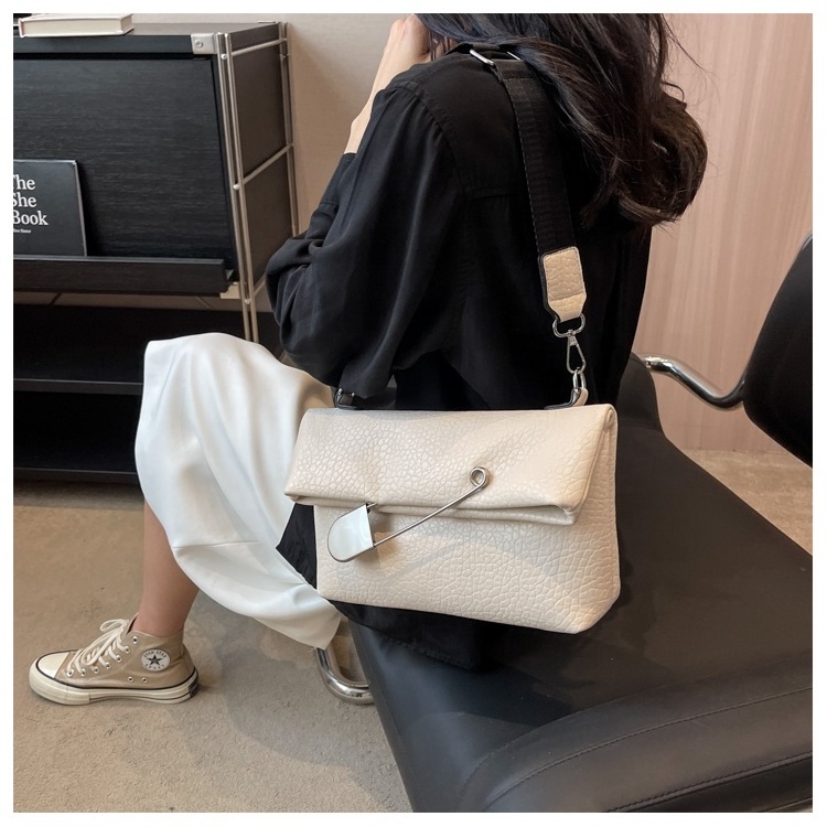 Summer New Fashion Handbags 2023 Light Lady Safety Pin Bag Wide Shoulder Soft PU Lady Fashion Design Purses For Women