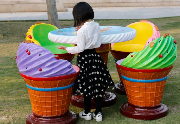 Realistic Cartoon Ice Cream Chair Table Statue Artificial Style Outdoor Park Decoration Made of Resin Material