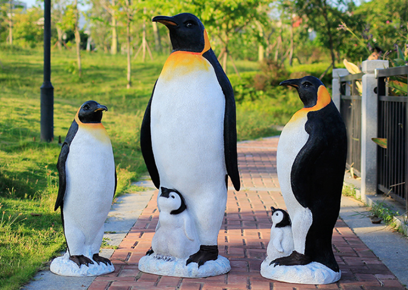 New Arrival Hand Crafted Fiberglass Resin Realistic Life Size Penguin Statue Animal Sculpture For Garden Decoration