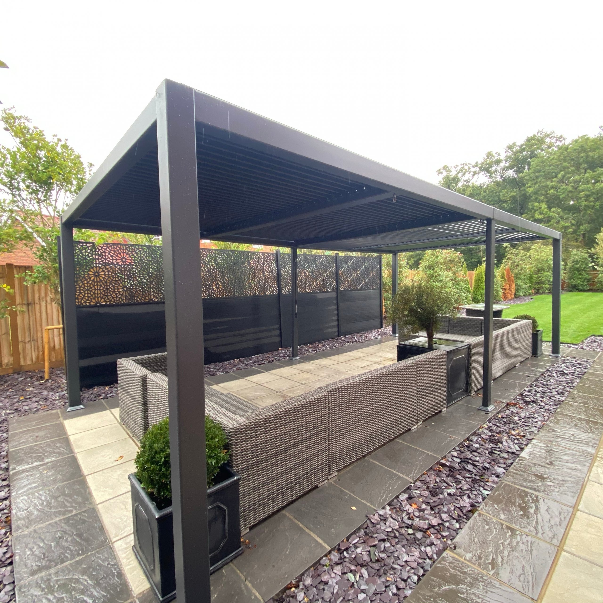 Waterproof Motorized Luxury Sun Shade Aluminum Gazebo Roof with Side Screen in Customized Sizes