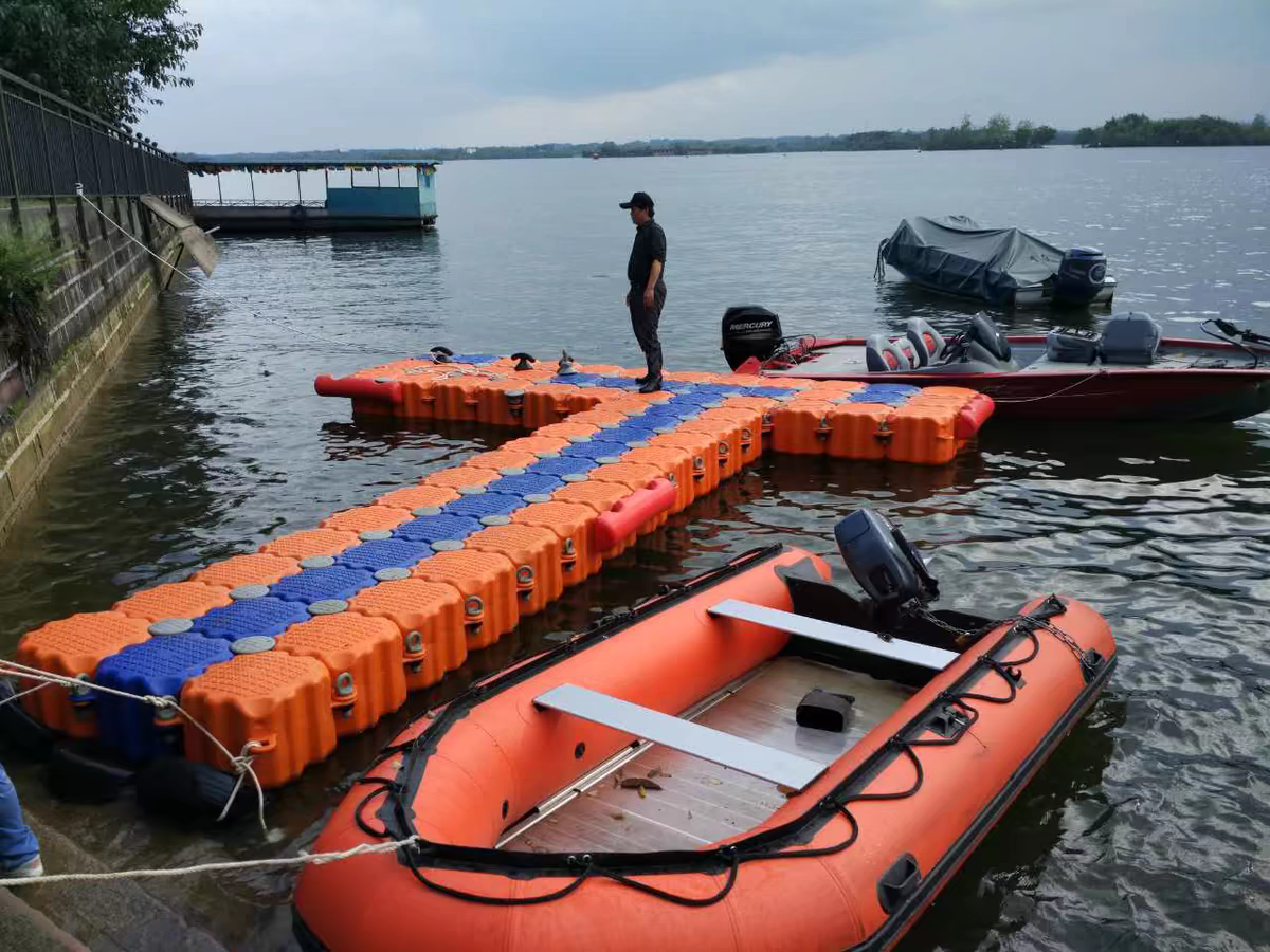 Factory Direct Sale Jetski Boat Motorboat Dock Marine Plastic Floating Pier Drive On Dock/Boat Lift Good Sale